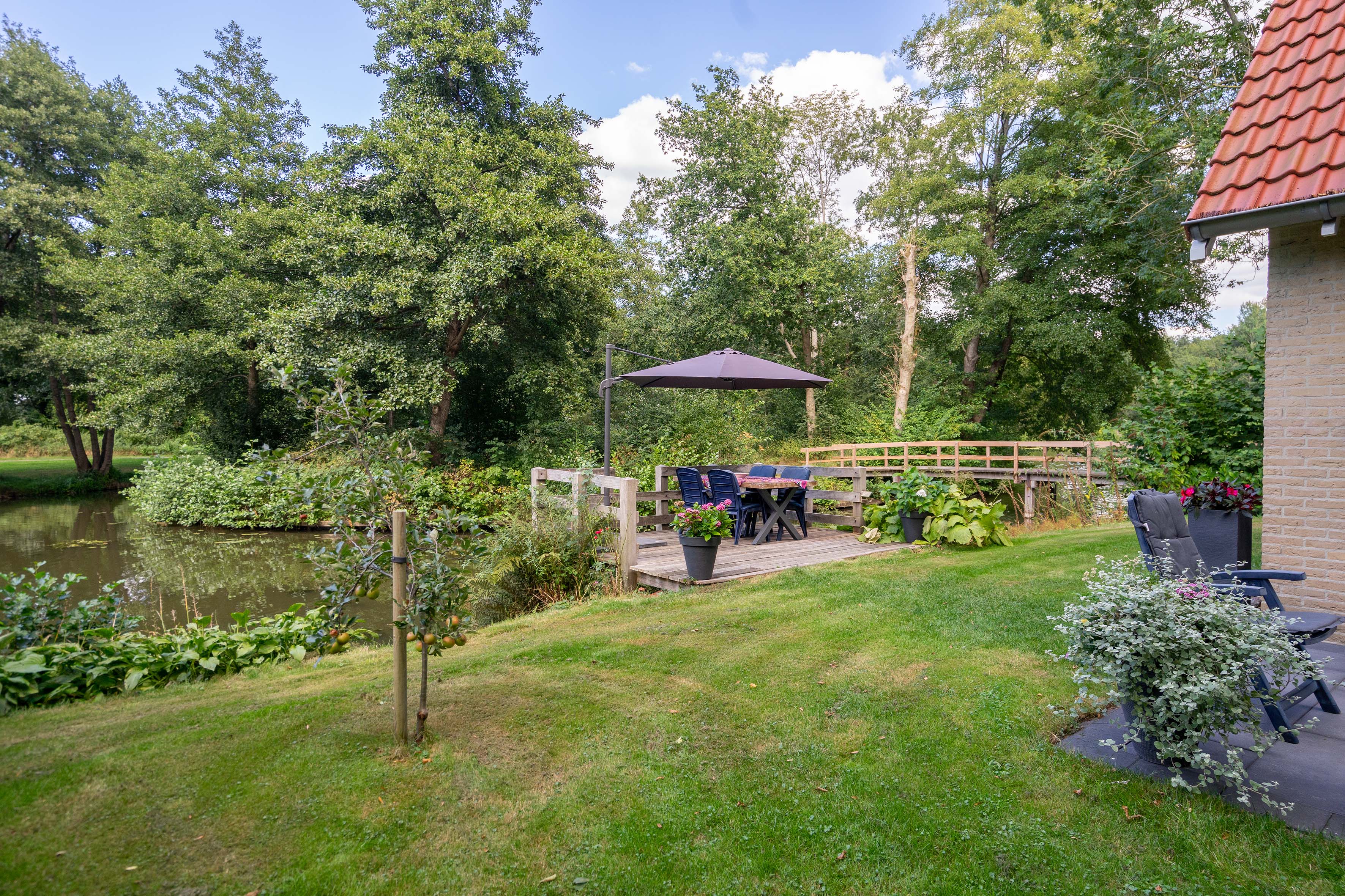 vrije tuin en steiger aan viswater.jpg