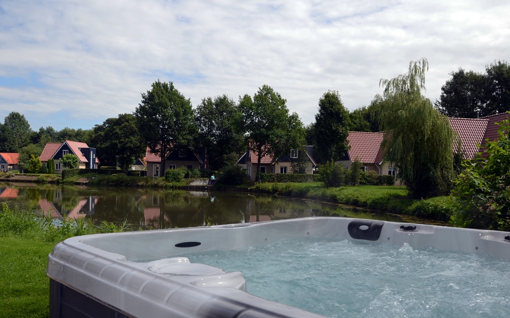 eigen spa met uitzicht over de plas 1024 pix.jpg